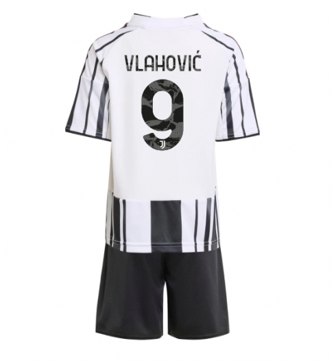 Koszulka piłkarska Juventus Dusan Vlahovic #9 Koszulka Podstawowej dziecięce 2025-26 +Krótkie Spodenk Koszulka piłkarska Juventus Dusan Vlahovic #9 Koszulka Podstawowej dziecięce 2025-26 +Krótkie Spodenk