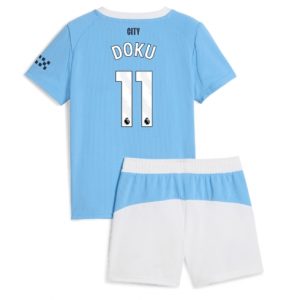Koszulka piłkarska Manchester City Jeremy Doku #11 Koszulka Podstawowej dziecięce 2025-26 +Krótkie Spodenk Koszulka piłkarska Manchester City Jeremy Doku #11 Koszulka Podstawowej dziecięce 2025-26 +Krótkie Spodenk