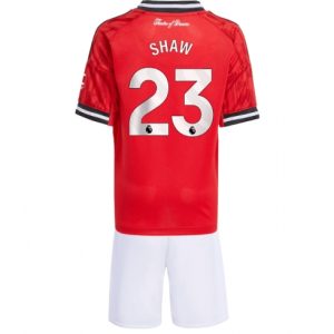 Koszulka piłkarska Manchester United Luke Shaw #23 Koszulka Podstawowej dziecięce 2025-26 +Krótkie Spodenk Koszulka piłkarska Manchester United Luke Shaw #23 Koszulka Podstawowej dziecięce 2025-26 +Krótkie Spodenk
