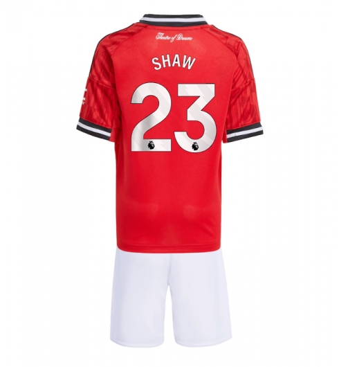 Koszulka piłkarska Manchester United Luke Shaw #23 Koszulka Podstawowej dziecięce 2025-26 +Krótkie Spodenk Koszulka piłkarska Manchester United Luke Shaw #23 Koszulka Podstawowej dziecięce 2025-26 +Krótkie Spodenk