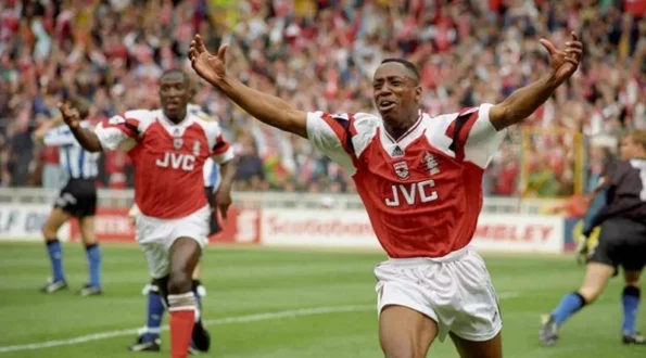 W ten sposób Arsenal odda hołd swojej chwalebnej erze, prezentując w 2026 roku trzy różne komplety strojów. W ten sposób Arsenal odda hołd swojej chwalebnej erze, prezentując w 2026 roku trzy różne komplety strojów.