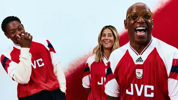 W ten sposób Arsenal odda hołd swojej chwalebnej erze, prezentując w 2026 roku trzy różne komplety strojów.