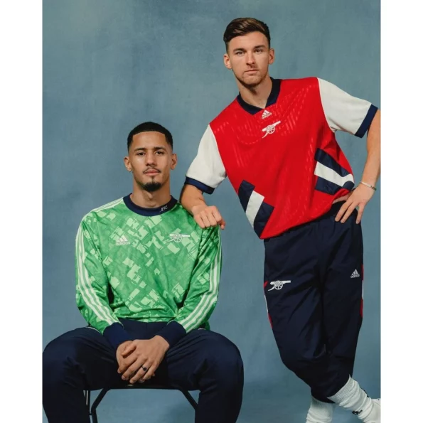 W ten sposób Arsenal odda hołd swojej chwalebnej erze, prezentując w 2026 roku trzy różne komplety strojów. W ten sposób Arsenal odda hołd swojej chwalebnej erze, prezentując w 2026 roku trzy różne komplety strojów.